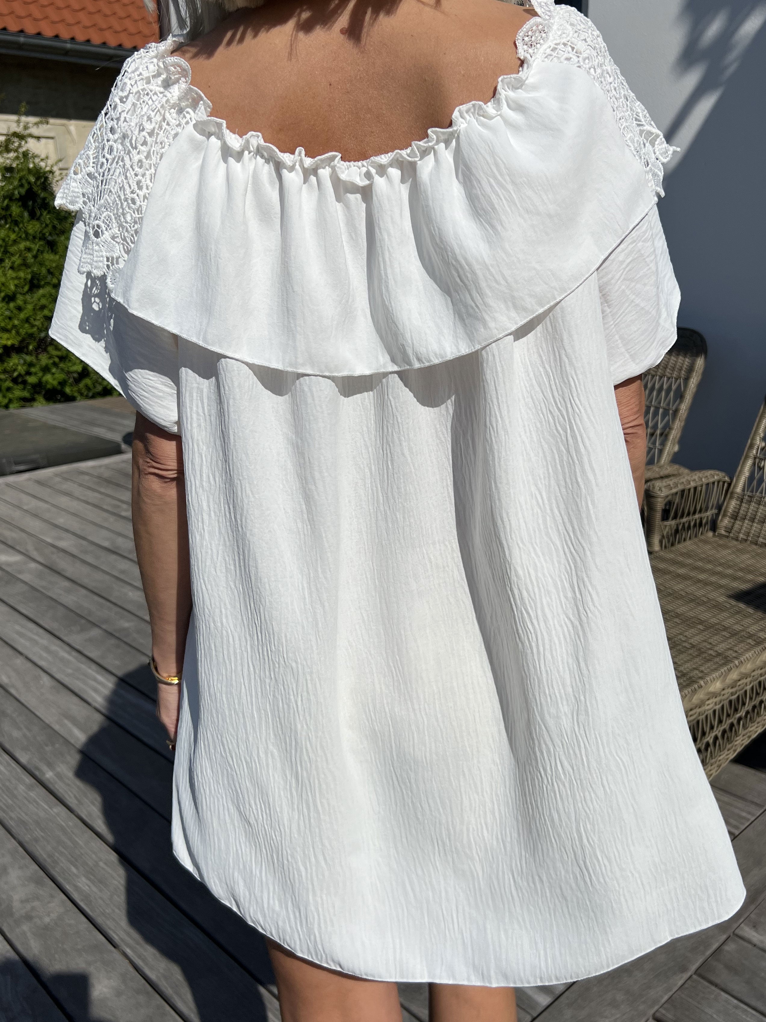 Sydney - Sød off shoulder tunika med broderinger